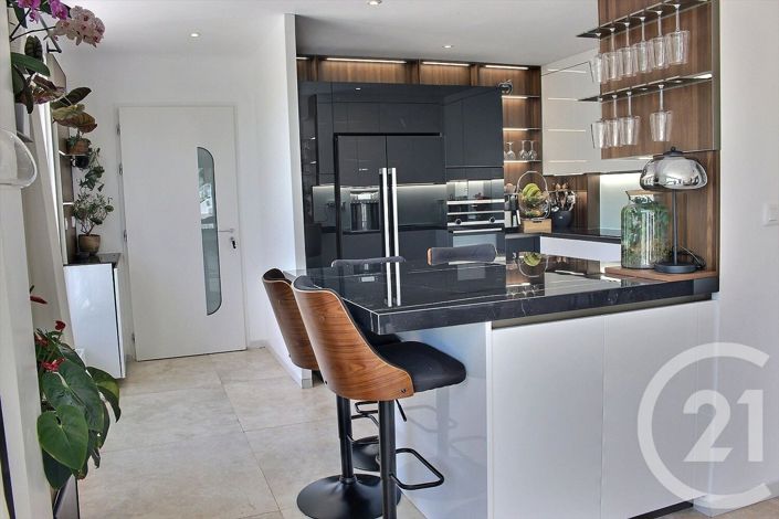 Image No.2-6 Bed House for sale