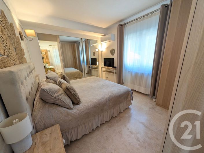 Image No.8-6 Bed House for sale