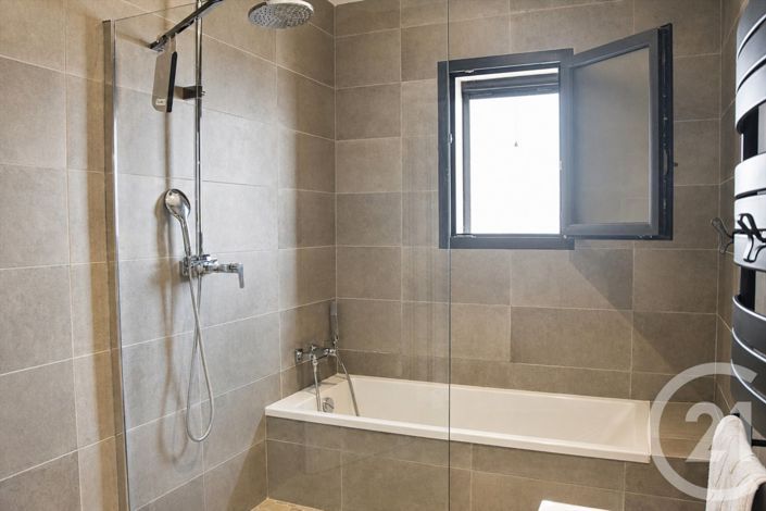 Image No.17-4 Bed House for sale