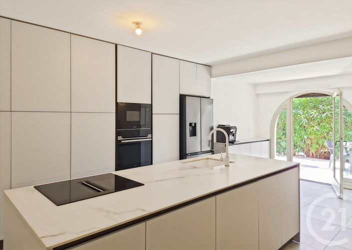 Image No.18-6 Bed House for sale