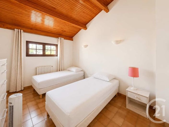 Image No.25-10 Bed House for sale