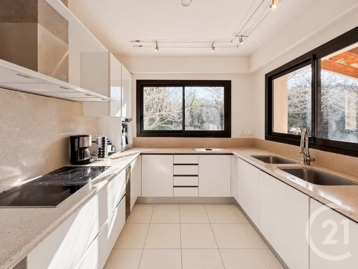 Image No.7-10 Bed House for sale