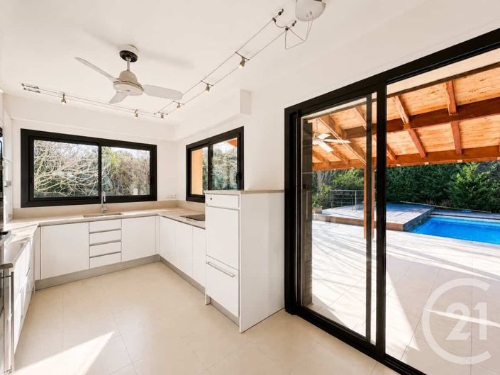 Image No.8-10 Bed House for sale