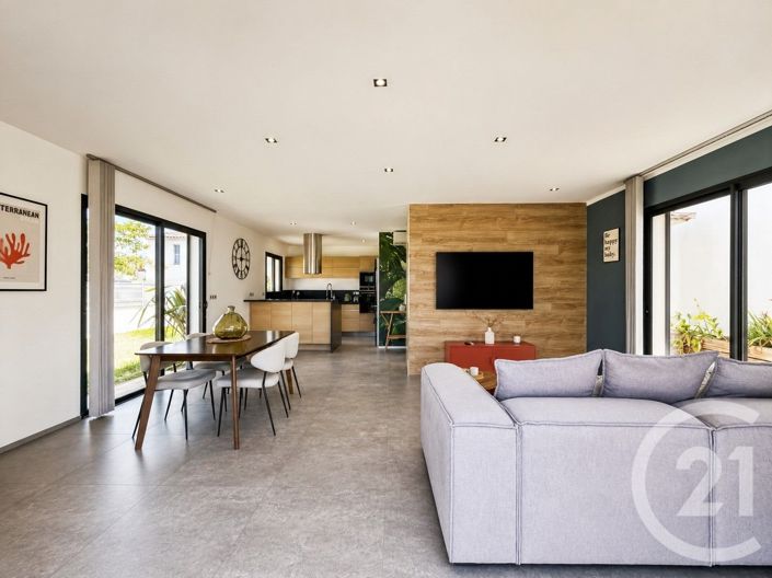 Image No.8-5 Bed House for sale