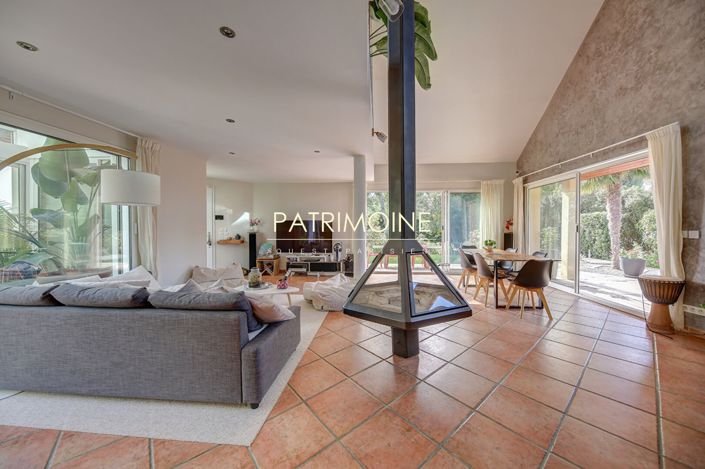Image No.6-5 Bed House for sale