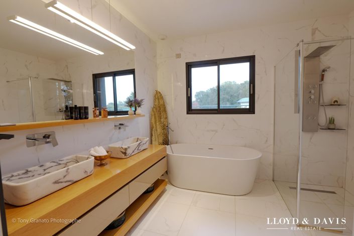 Image No.21-5 Bed Property for sale