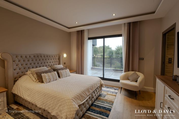 Image No.22-5 Bed Property for sale