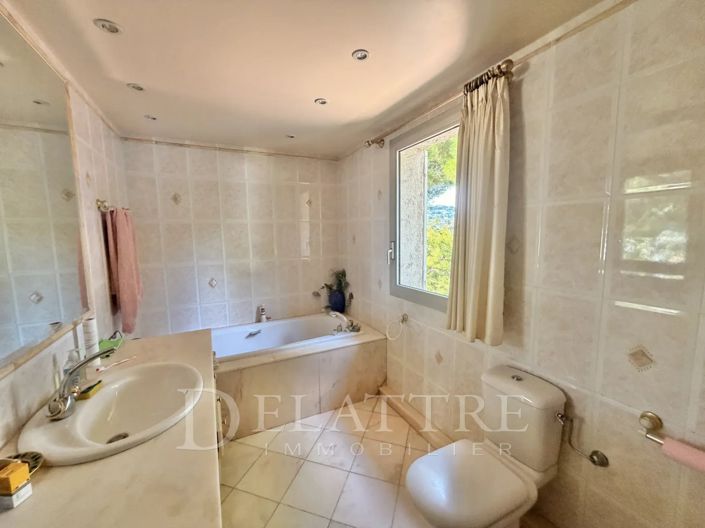 Image No.16-6 Bed House for sale