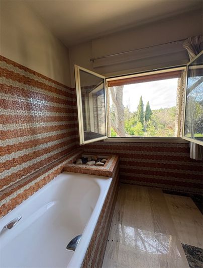 Image No.24-5 Bed House for sale