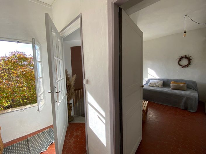 Image No.18-6 Bed House for sale
