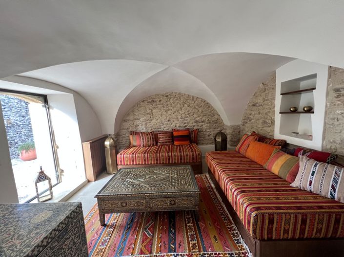 Image No.17-6 Bed Property for sale