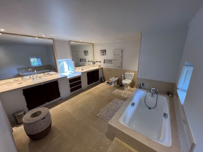 Image No.22-6 Bed Property for sale