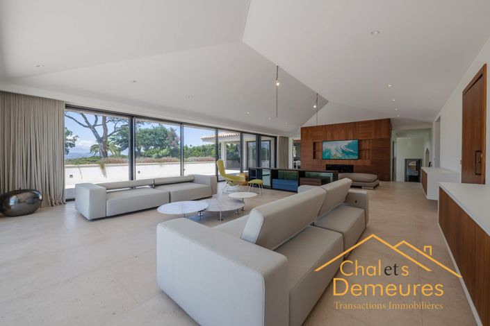 Image No.2-5 Bed Property for sale