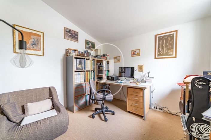 Image No.11-3 Bed House for sale