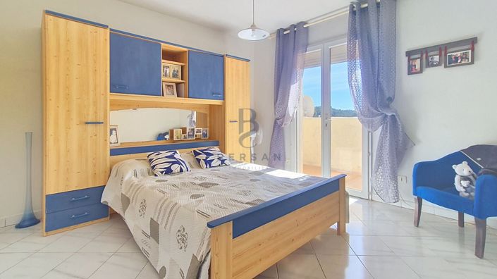 Image No.18-5 Bed House for sale