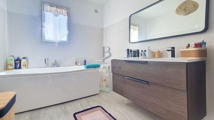 Image No.20-5 Bed House for sale