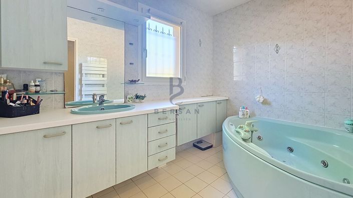 Image No.16-4 Bed House for sale