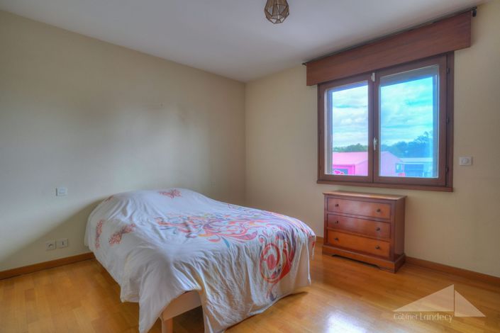 Image No.8-5 Bed House for sale