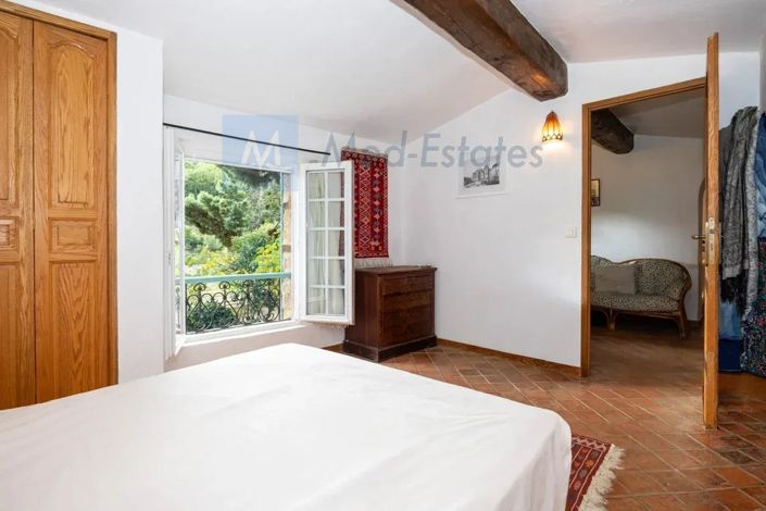 Image No.8-5 Bed House for sale