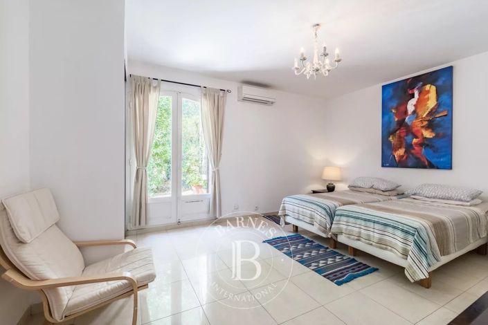 Image No.13-6 Bed House for sale