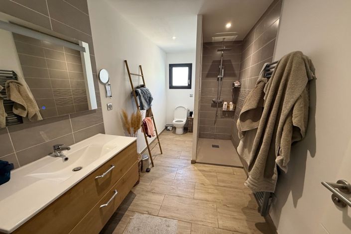 Image No.8-3 Bed House for sale