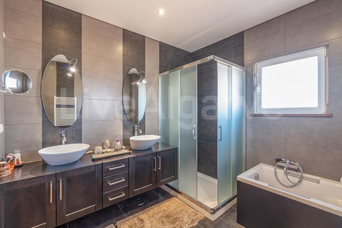 Image No.31-4 Bed House for sale