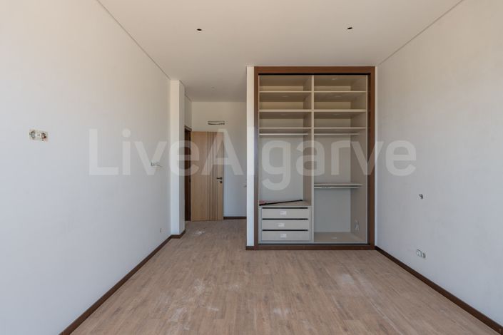 Image No.22-3 Bed Apartment for sale