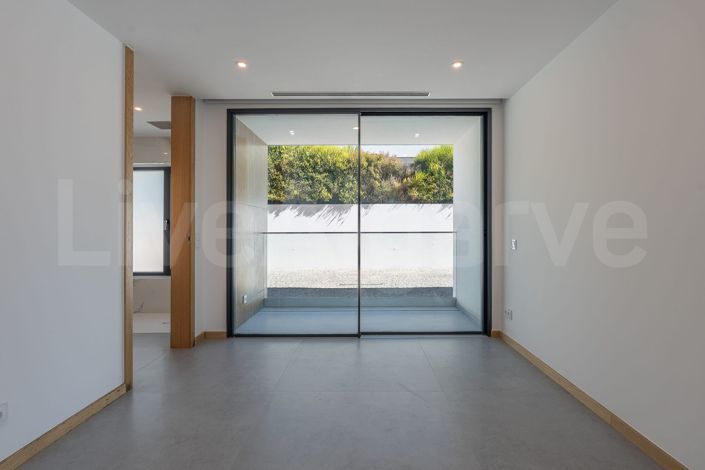 Image No.20-4 Bed House for sale
