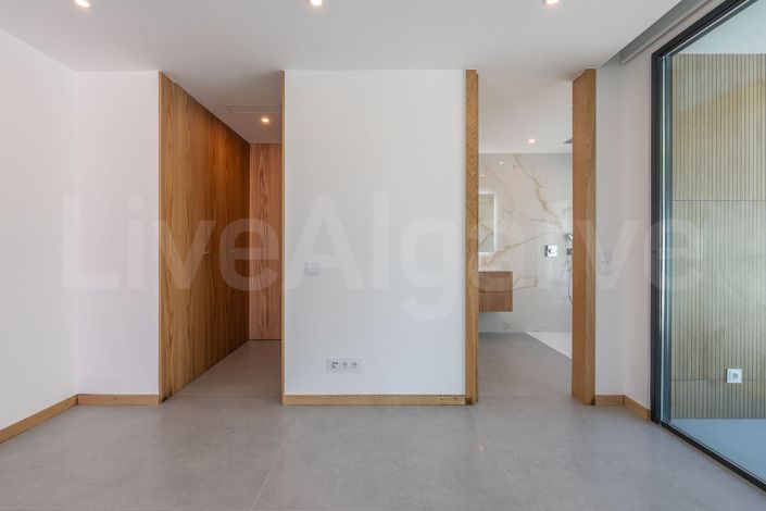 Image No.21-4 Bed House for sale