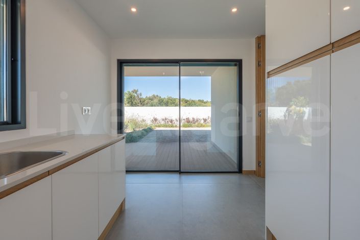 Image No.56-4 Bed House for sale