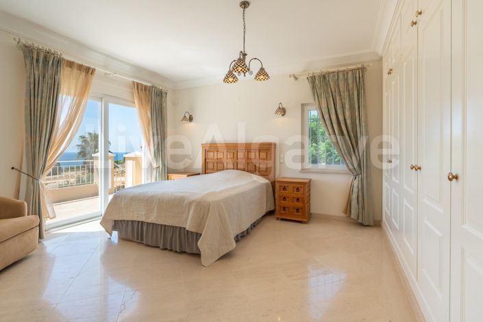 Image No.42-5 Bed House for sale