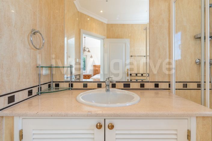 Image No.47-5 Bed House for sale