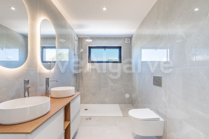 Image No.17-4 Bed House for sale