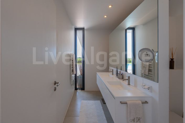 Image No.28-5 Bed House for sale