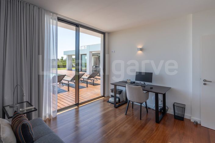 Image No.46-5 Bed House for sale