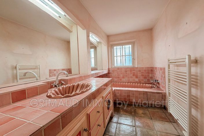 Image No.8-5 Bed House for sale