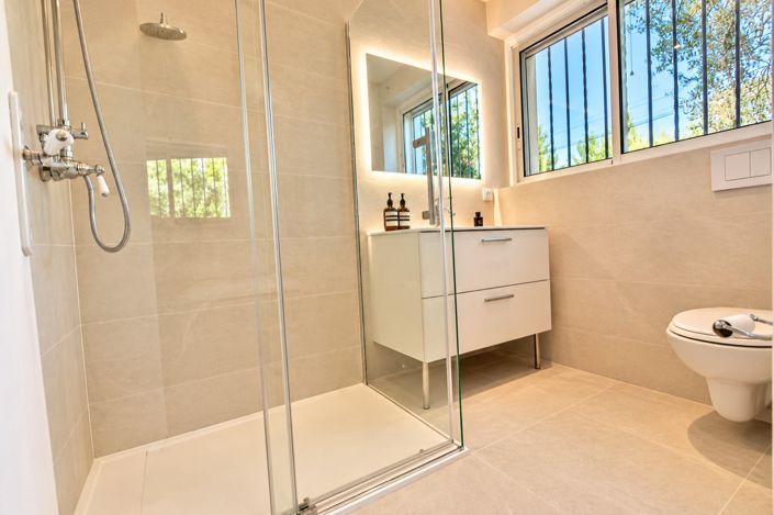 Image No.8-5 Bed House for sale