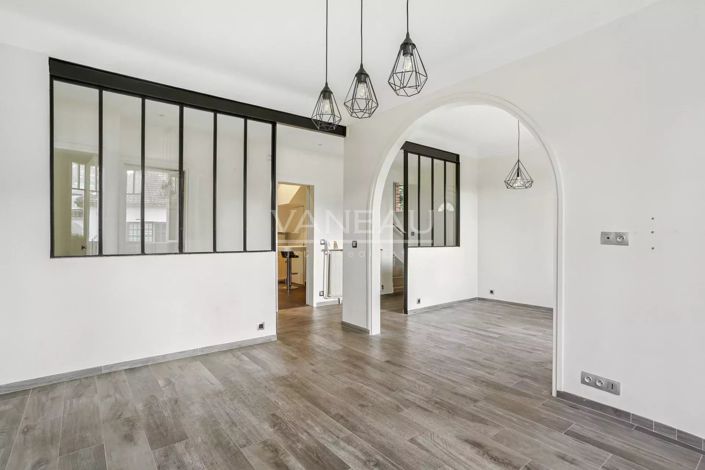 Image No.2-4 Bed House for sale