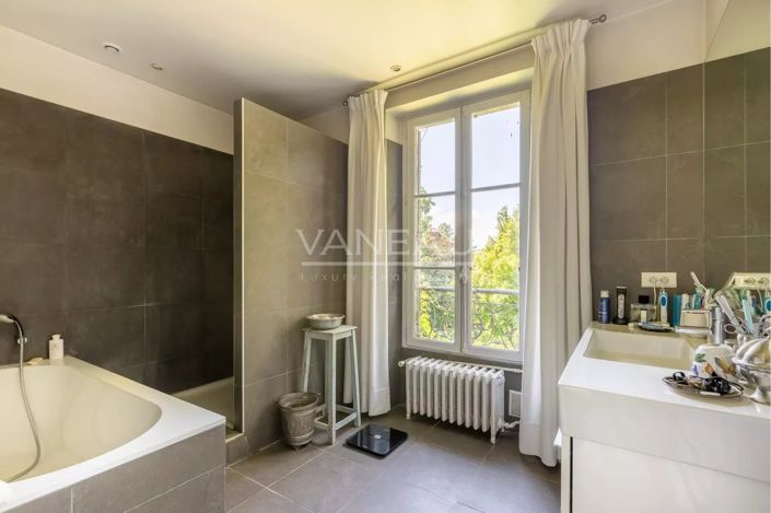 Image No.8-5 Bed House for sale
