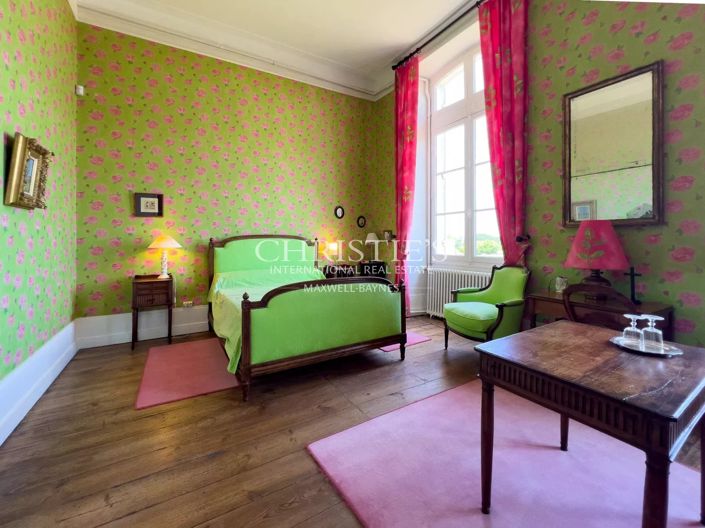 Image No.7-5 Bed Property for sale