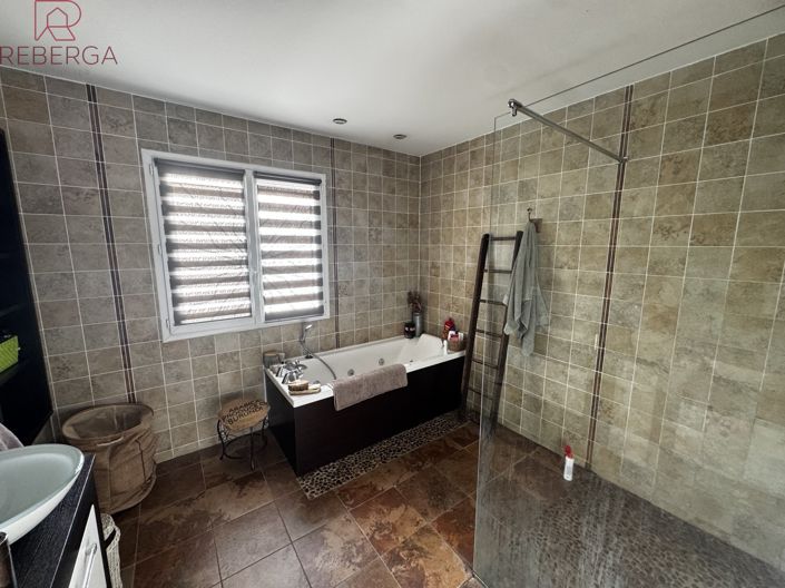 Image No.10-3 Bed House for sale