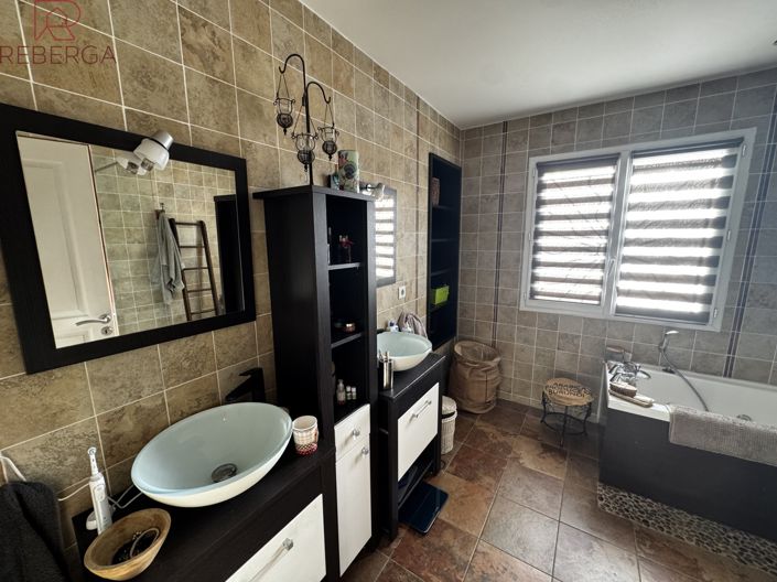 Image No.11-3 Bed House for sale