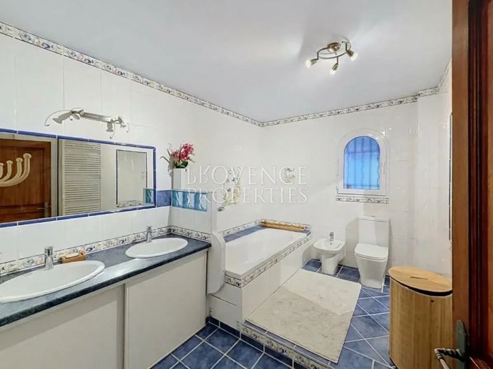 Image No.18-4 Bed House for sale