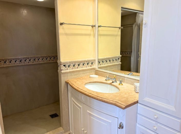 Image No.15-5 Bed Property for sale