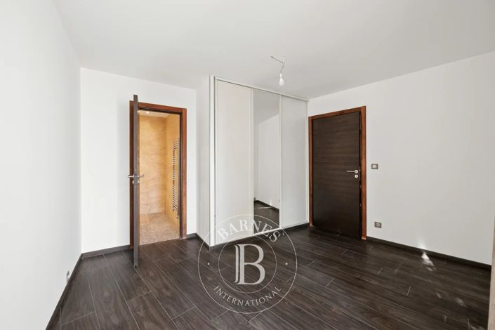 Image No.11-3 Bed Apartment for sale