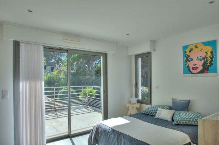 Image No.11-3 Bed House for sale