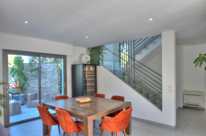 Image No.8-3 Bed House for sale