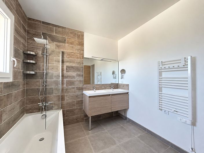 Image No.11-3 Bed House for sale