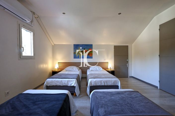 Image No.8-5 Bed House for sale