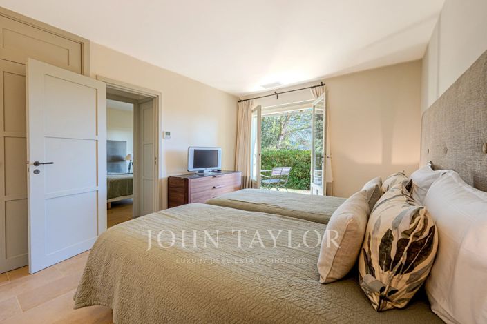 Image No.25-7 Bed House for sale